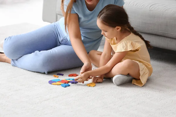 Little Girl Autistic Disorder Mother Doing Puzzle Home — Stock Photo, Image
