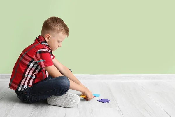 Kleiner Junge Mit Autistischer Störung Beim Puzzeln Innenräumen — Stockfoto