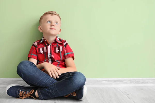 Menino Com Transtorno Autista Sentado Perto Parede Cor — Fotografia de Stock