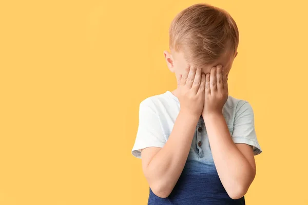 Sorglig Liten Pojke Med Autistisk Störning Färg Bakgrund — Stockfoto