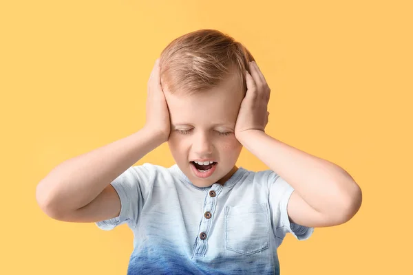 Skrik Liten Pojke Med Autistisk Störning Färg Bakgrund — Stockfoto