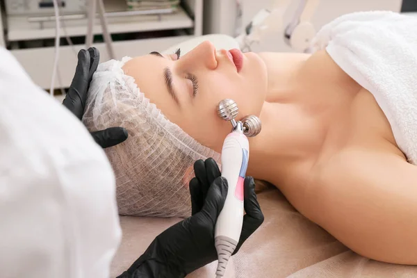 Woman Undergoing Procedure Facial Peeling Beauty Salon — Stock Photo, Image