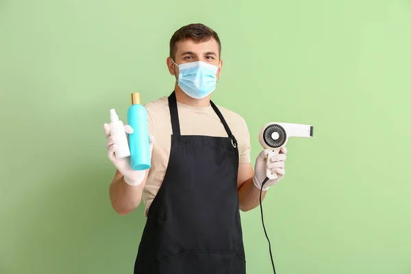 Male Hairdresser Wearing Medical Mask Color Background Coronavirus Epidemic — Stock Photo, Image