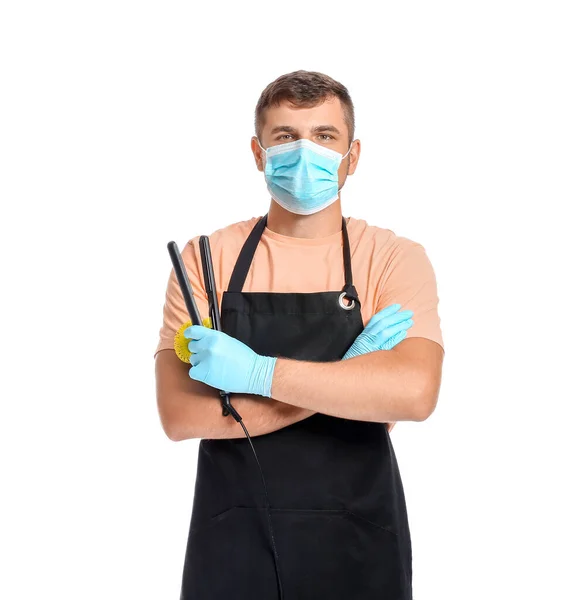 Beyaz Arka Planda Tıbbi Maske Takan Erkek Kuaför Coronavirüs Salgını — Stok fotoğraf
