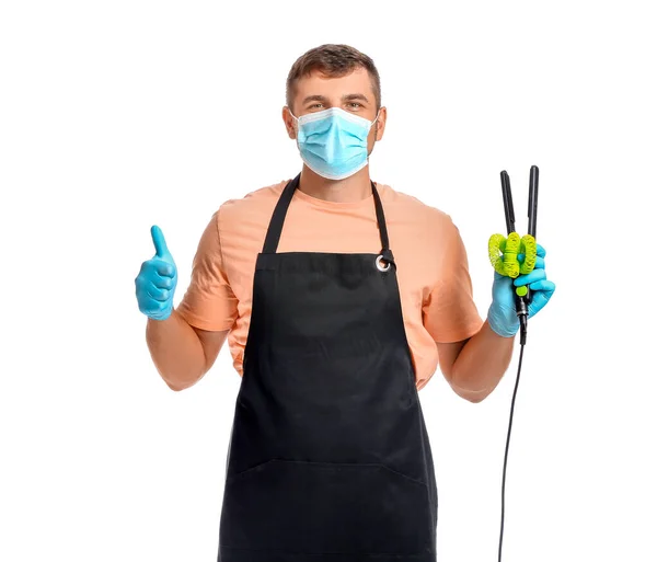 Gelukkige Mannelijke Kapper Met Medisch Masker Witte Achtergrond Coronavirusepidemie — Stockfoto