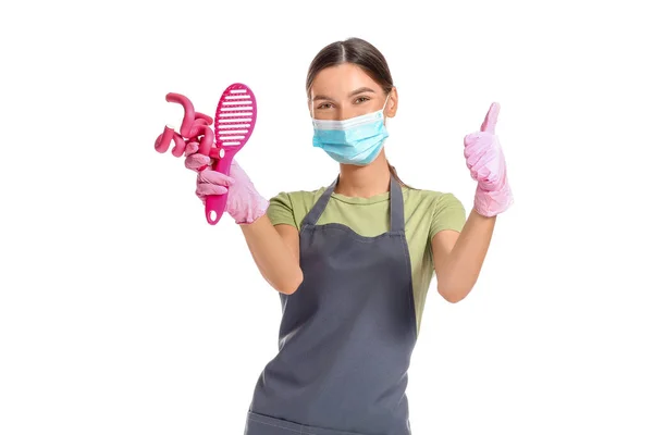 Glückliche Friseurin Mit Medizinischer Maske Auf Weißem Hintergrund Coronavirus Epidemie — Stockfoto
