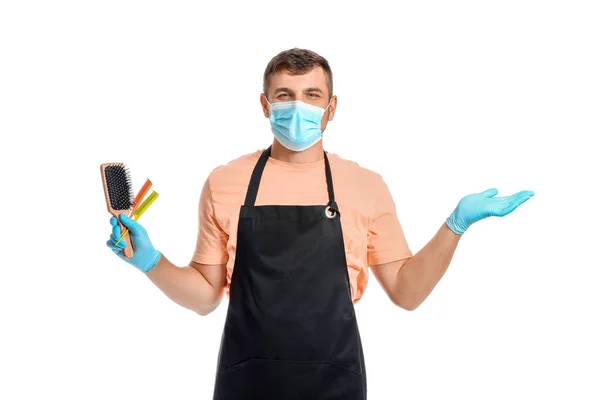 Beyaz Arka Planda Tıbbi Maske Takan Erkek Kuaför Coronavirüs Salgını — Stok fotoğraf