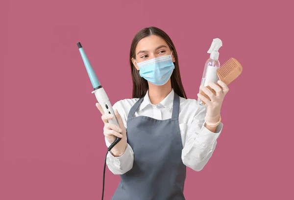 Friseurin Mit Medizinischer Maske Auf Farbigem Hintergrund Coronavirus Epidemie — Stockfoto