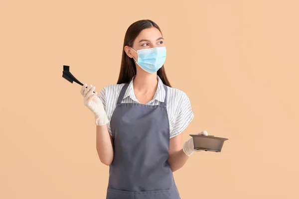 Kvinnlig Frisör Bär Medicinsk Mask Färg Bakgrund Epidemi Coronavirus — Stockfoto