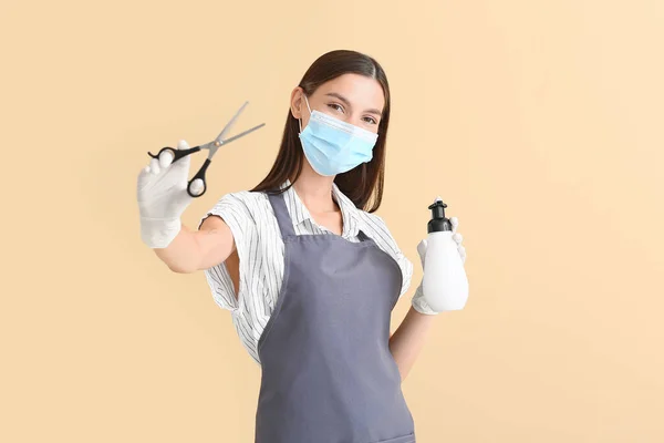 Female Hairdresser Wearing Medical Mask Color Background Coronavirus Epidemic — Stock Photo, Image