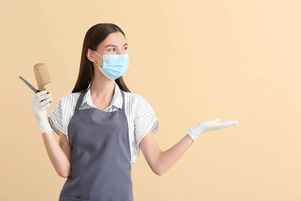 Female Hairdresser Wearing Medical Mask Color Background Coronavirus Epidemic — Stock Photo, Image