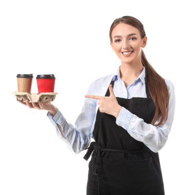 Beyaz arka planda genç bayan barista.