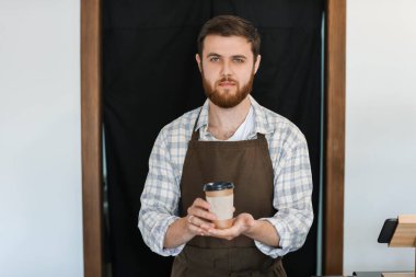 Modern kafede erkek barista.