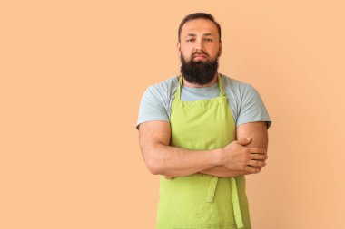 Renkli arka planda erkek barista
