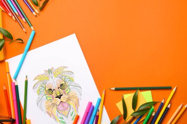 Tablo üzerindeki resim ve kalemler