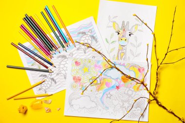 Masada resimler ve kalemler boyanıyor