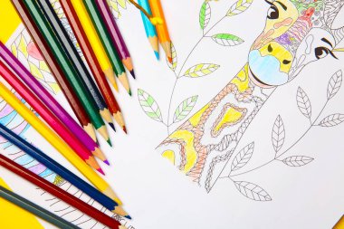 Masada resimler ve kalemler boyanıyor