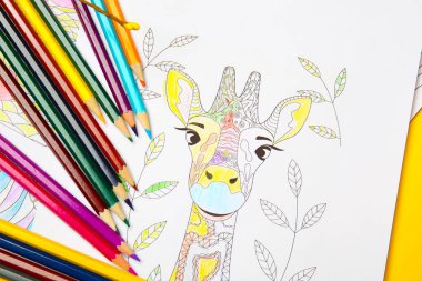 Tablo üzerindeki resim ve kalemler