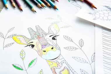 Masada resimler ve kalemler boyanıyor