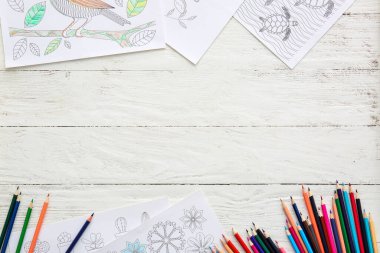 Tablonun üzerinde renkli resimler olan kompozisyon