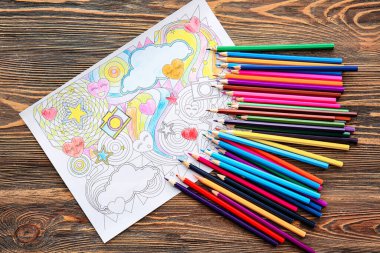 Tablo üzerindeki resim ve kalemler