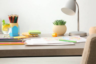 Masada resimler ve kalemler boyanıyor