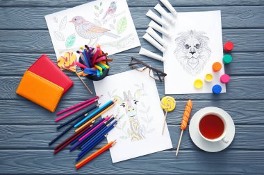 Tablonun üzerinde renkli resimler olan kompozisyon