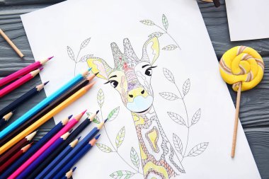 Tablo üzerindeki resim ve kalemler