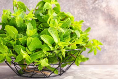 Masada taze naneli sepet.