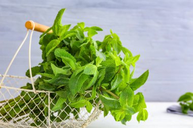 Masada taze naneli sepet.