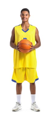 Beyaz arka planda genç Afro-Amerikalı basketbolcu