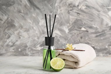 Citrus sazlık ayırıcı ve havlu masaya.