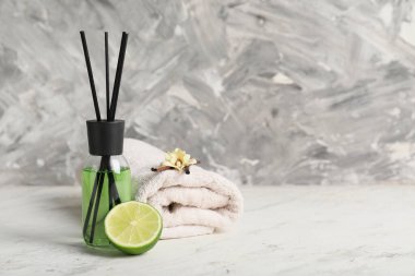 Citrus sazlık ayırıcı ve havlu masaya.