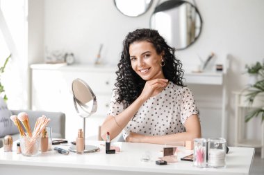 Evde vakıf kuran güzel bir genç kadın.