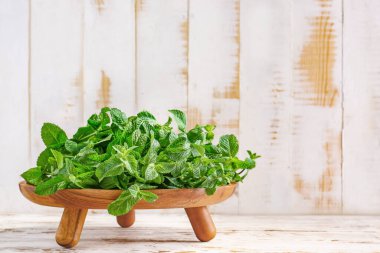 Açık ahşap zemin üzerinde taze yeşil nane