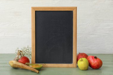 Rosh Hashanah (Yahudi Yeni Yılı) kutlamaları için boş karatahta içeren kompozisyon