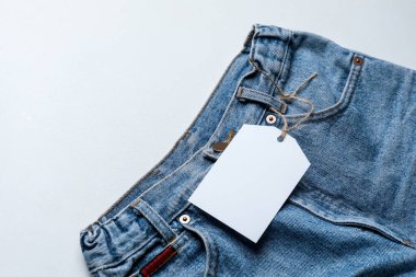 Beyaz arka planda şık kot pantolon