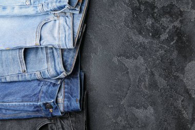 Koyu arkaplanda şık pantolonlar