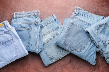 Renkli arka planda şık kot pantolon