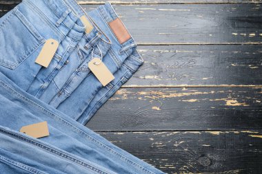 Ahşap arka planda şık pantolonlar.