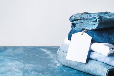 Pantolon yığını masanın üstünde.