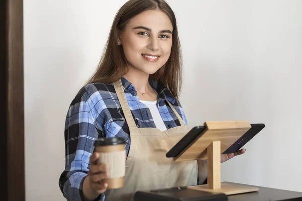 Vrouwelijke Barista Modern Café — Stockfoto