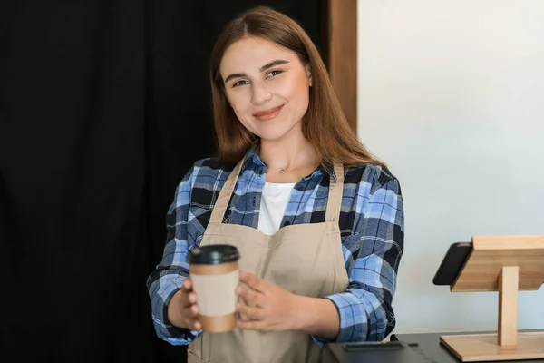 Vrouwelijke Barista Modern Café — Stockfoto