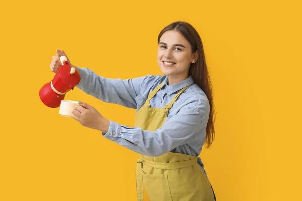 Γυναίκα Barista Στο Φόντο Χρώμα — Φωτογραφία Αρχείου