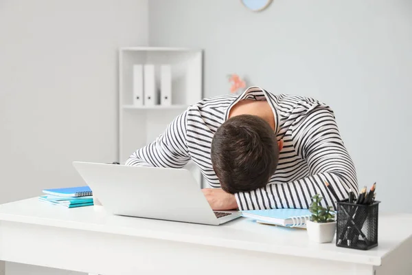 Trött Student Sover Vid Bordet — Stockfoto