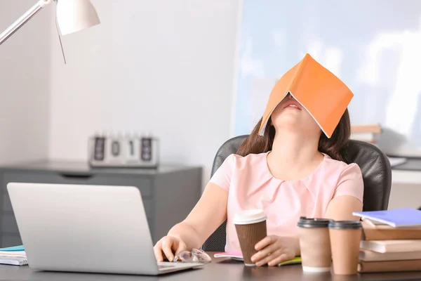 Estudiante Cansado Durmiendo Mesa —  Fotos de Stock