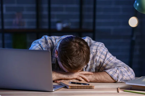 Student Sover Vid Bordet Sent Kvällen — Stockfoto