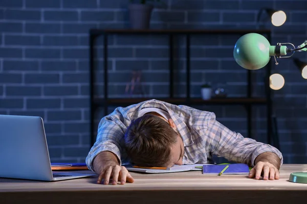 Öğrenci Akşam Geç Saatte Masada Uyuyor — Stok fotoğraf