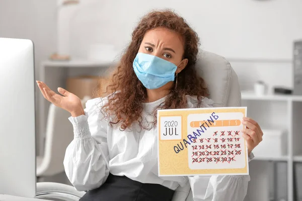 Triste Empresaria Máscara Protectora Con Calendario Soñando Con Vacaciones Durante — Foto de Stock