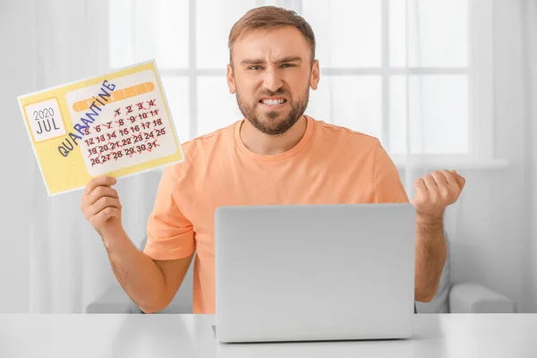 Angry Man Calendar Laptop Dreaming Vacation Quarantine Home — Stock Photo, Image